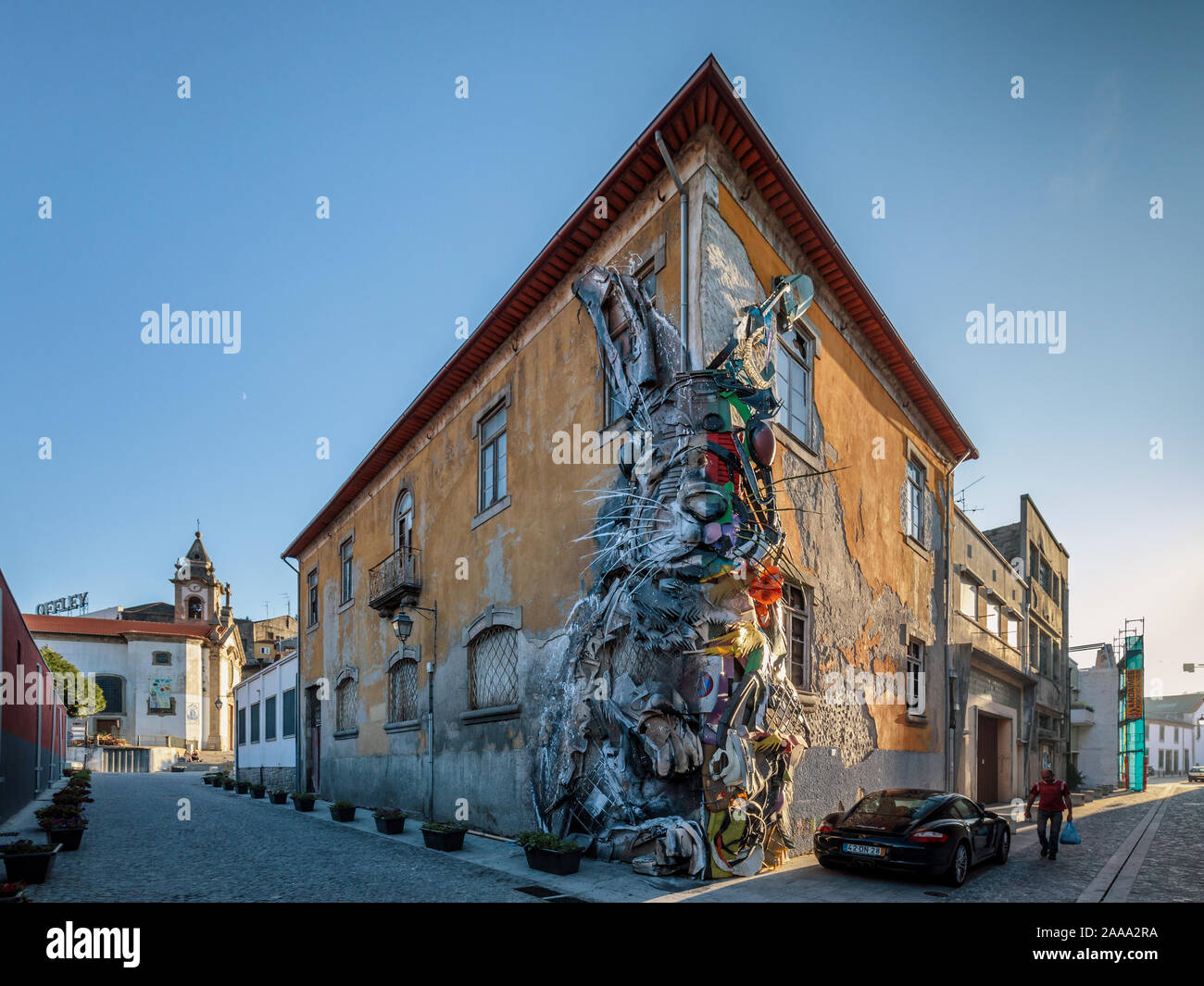 Metà coniglio da Bordalo II, un arte di strada scultura città di riciclaggio di rifiuti in Vila Nova de Gaia, Porto, Portogallo Foto Stock