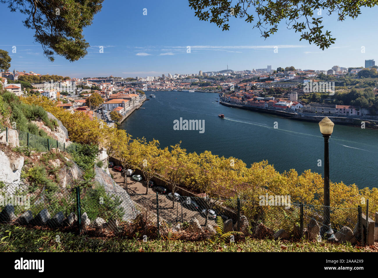 Vista del porto di Fiume Doura dai Jardins do Palacio de Cristal Foto Stock