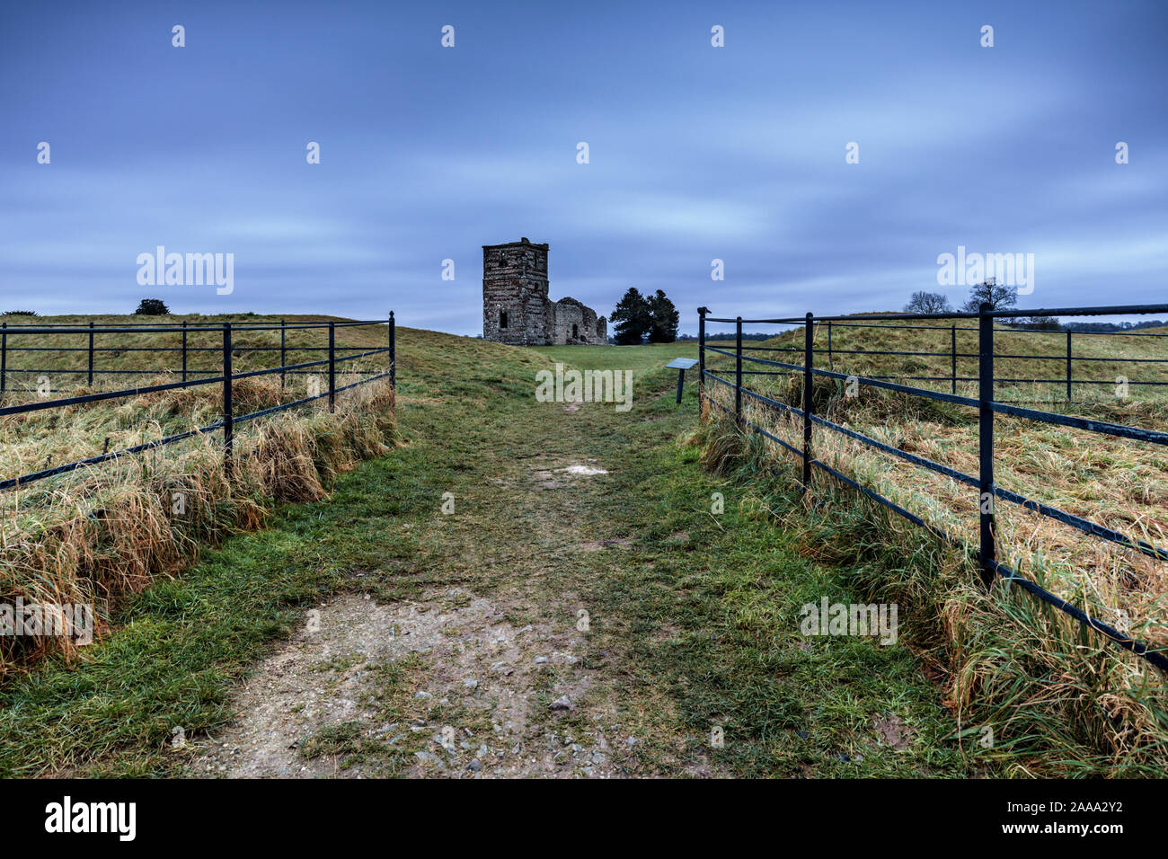 La rovina Knowlton medievale chiesa e lavori di sterro è al centro di un rituale del Neolitico henge terrapieno. Ripetutamente il più ossessionato posto nel Dorset. Foto Stock