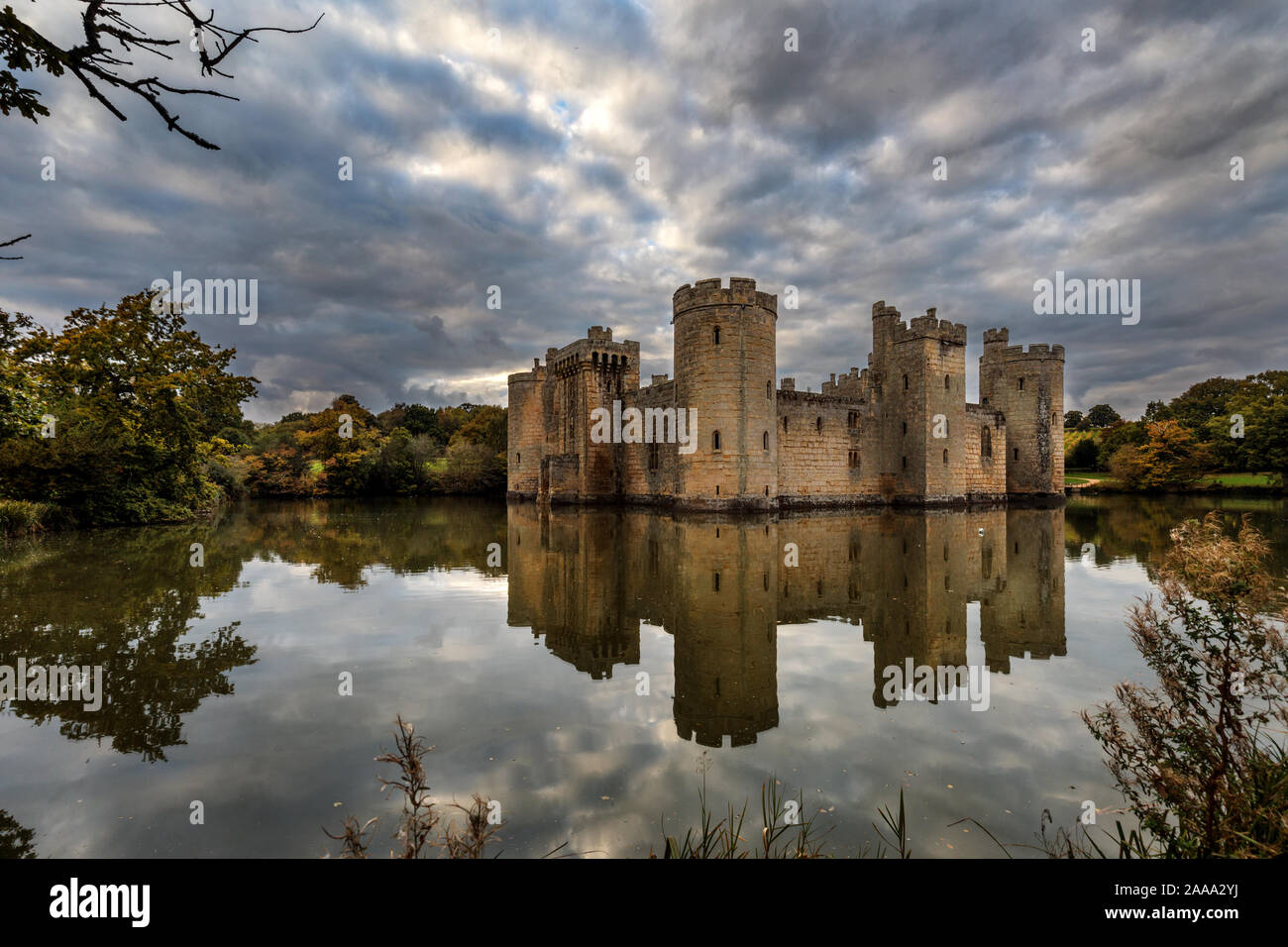 Il Castello di Bodiam in autunno. Il trecentesco Castello moated in East Sussex, Inghilterra al crepuscolo. Foto Stock