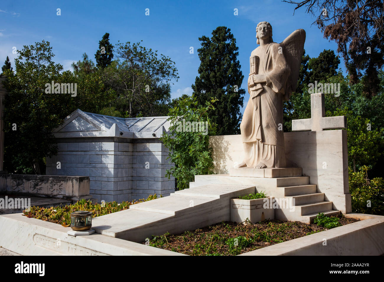 Atene, Grecia - Maggio 2018: dettaglio delle sepolture presso il primo cimitero di Atene aperto nel 1837 Foto Stock