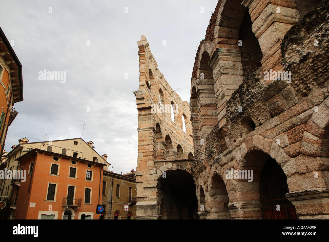L'immagine dal centro della città antica di Verona in Italia. Le vecchie case storiche e la famosa Arena. Foto Stock