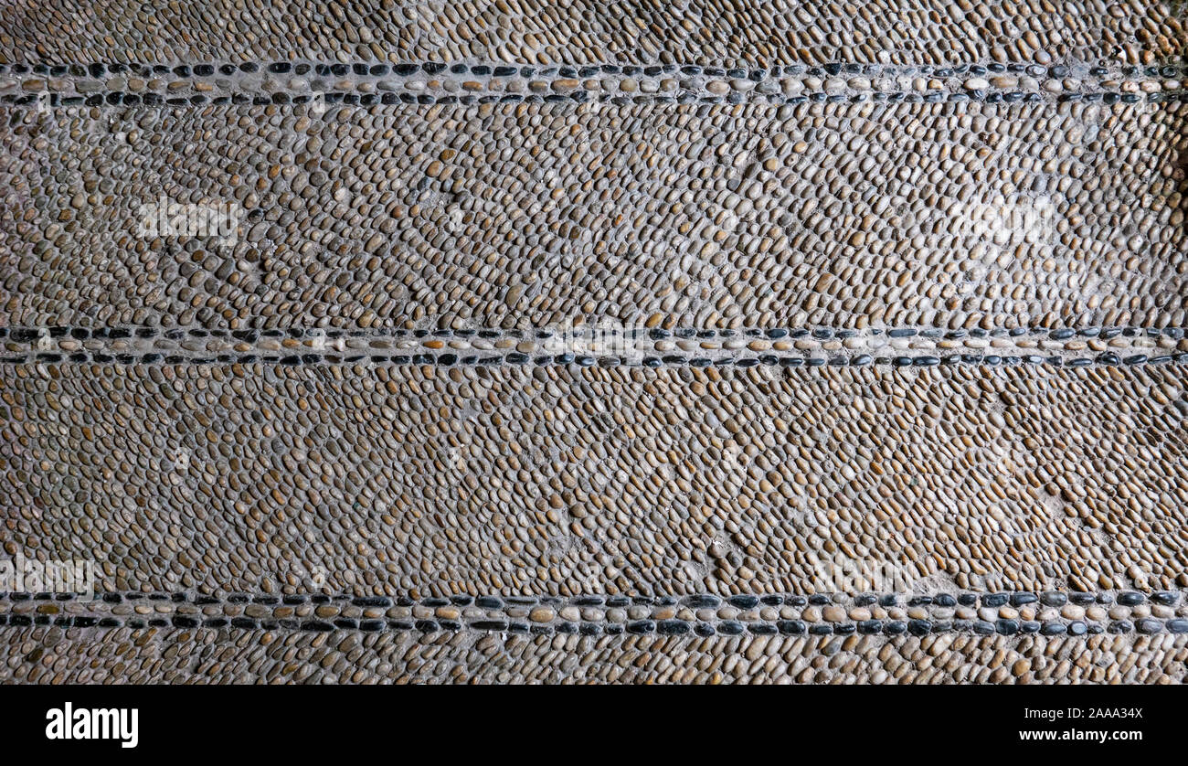 Marciapiede presso l'entrata dell'inquisitore in casa Cartagena, realizzati in bianco e beige e nero pietre ovali con la linea e il design in diagonale Foto Stock