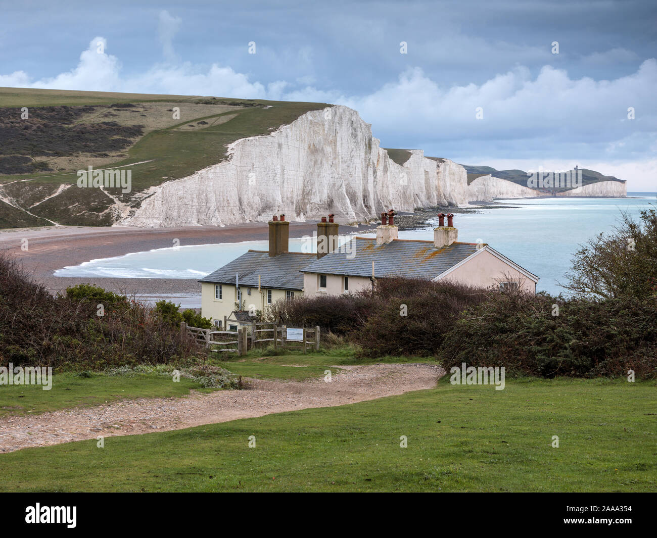 Sette sorelle chalk cliffs e Coastguard Cottages, Cuckmere Haven, Seaford Capo Riserva Naturale, Seaford, East Sussex, England, Regno Unito Foto Stock