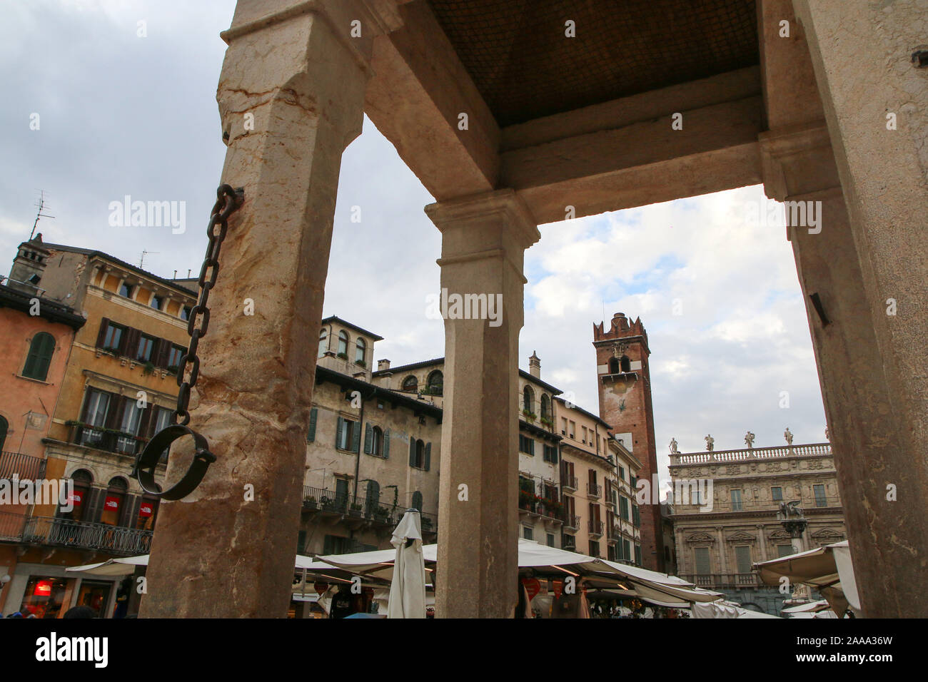 L'immagine dal centro della città antica di Verona in Italia. Le vecchie case storiche su una delle piazze. Foto Stock