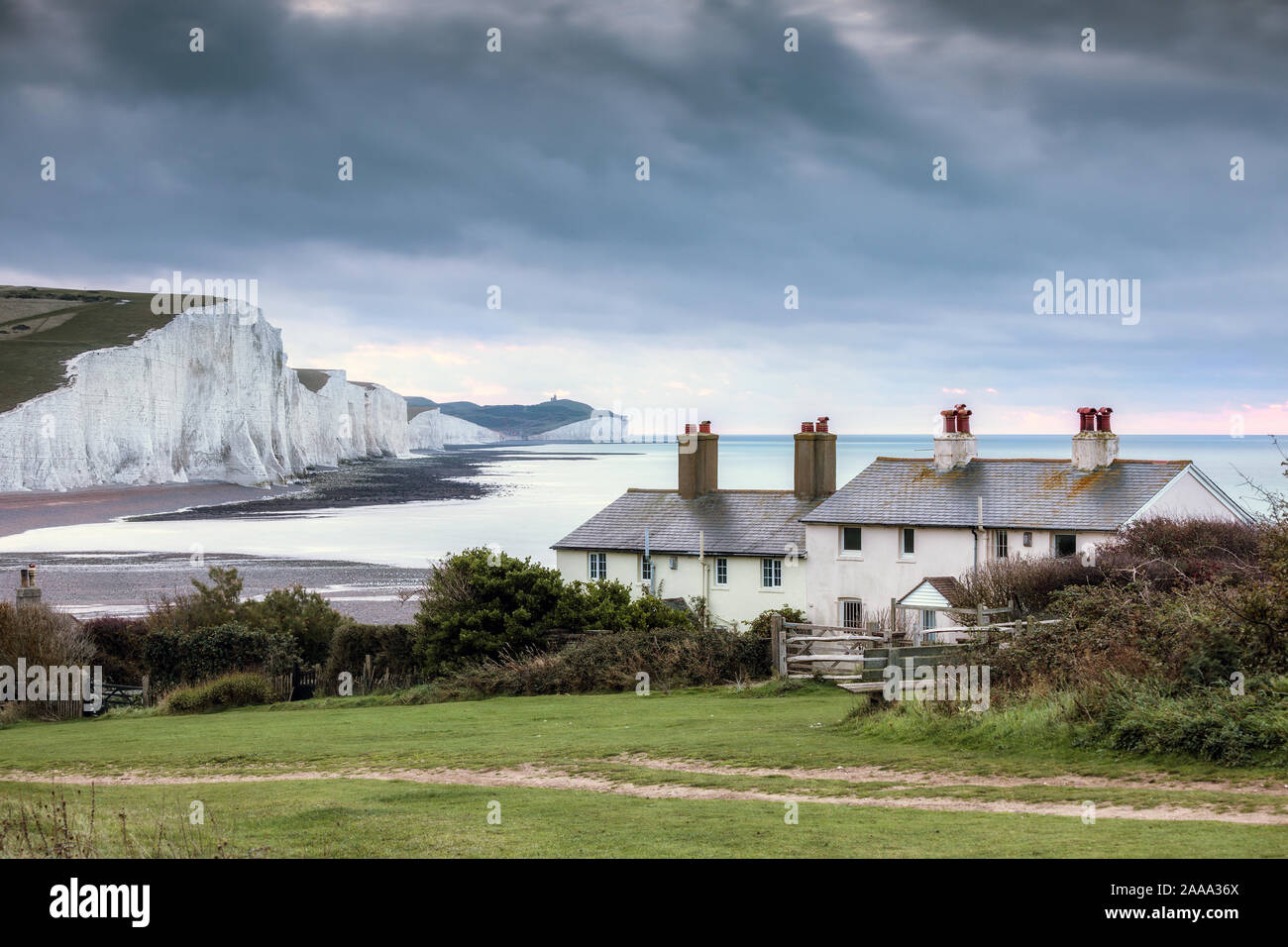 Sette sorelle chalk cliffs e Coastguard Cottages, Cuckmere Haven, Seaford Capo Riserva Naturale, Seaford, East Sussex, England, Regno Unito Foto Stock