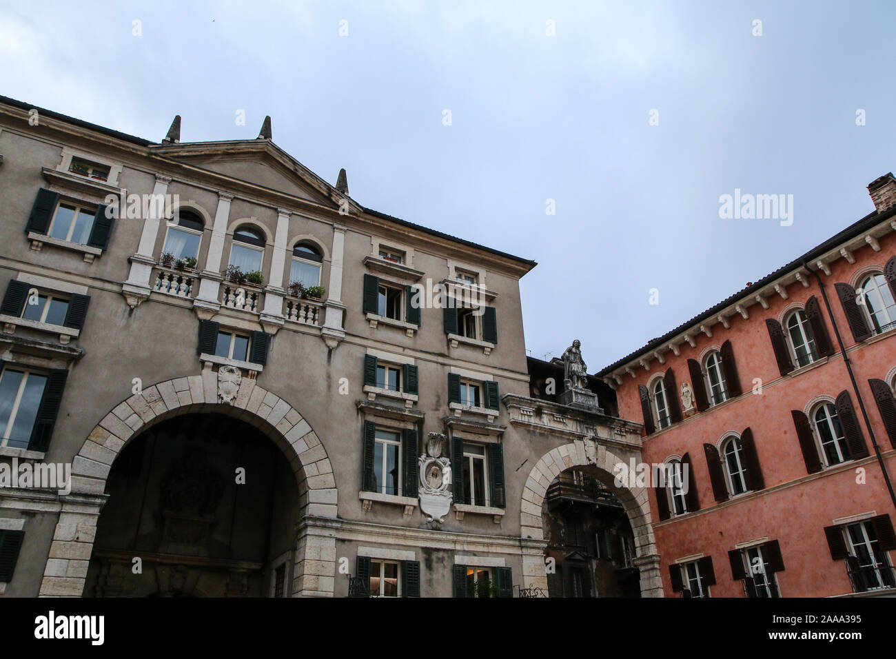 L'immagine dal centro della città antica di Verona in Italia. Le vecchie case storiche. Foto Stock