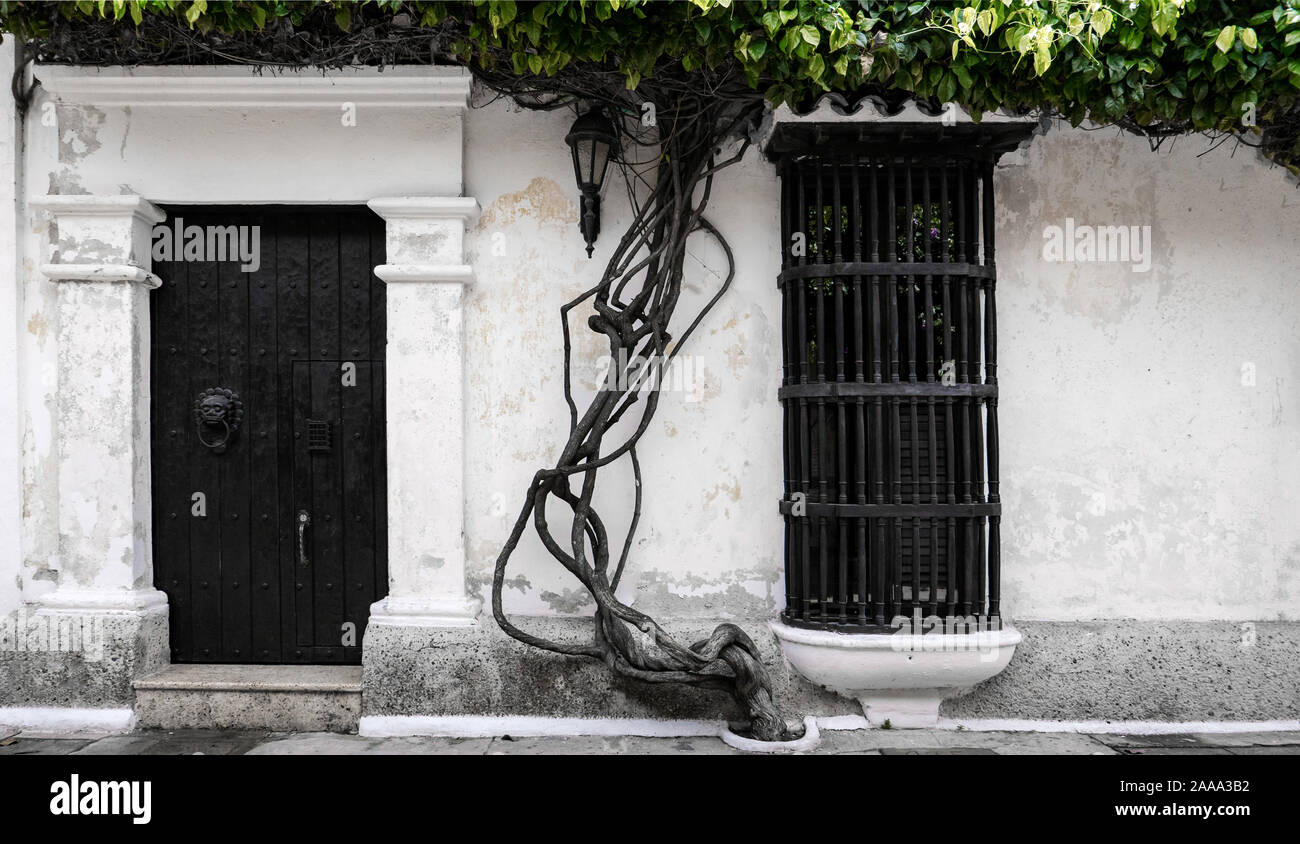 Elegante ed austero bianco e nero casa coloniale di Cartagena, Colombia Foto Stock