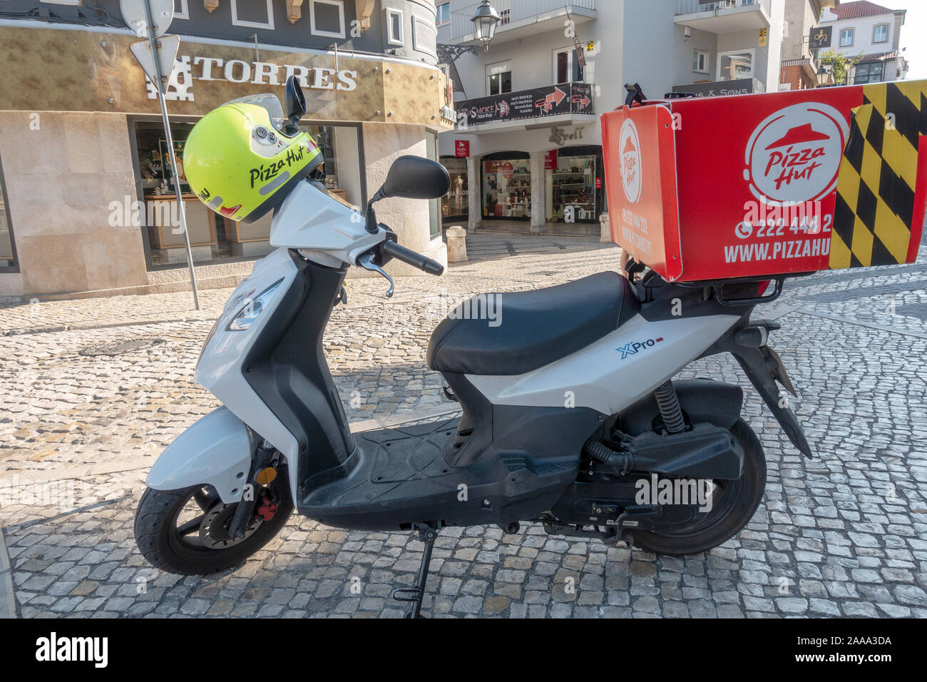 Pizza Hut Delivery Scooter in Cascais Portogallo Foto Stock