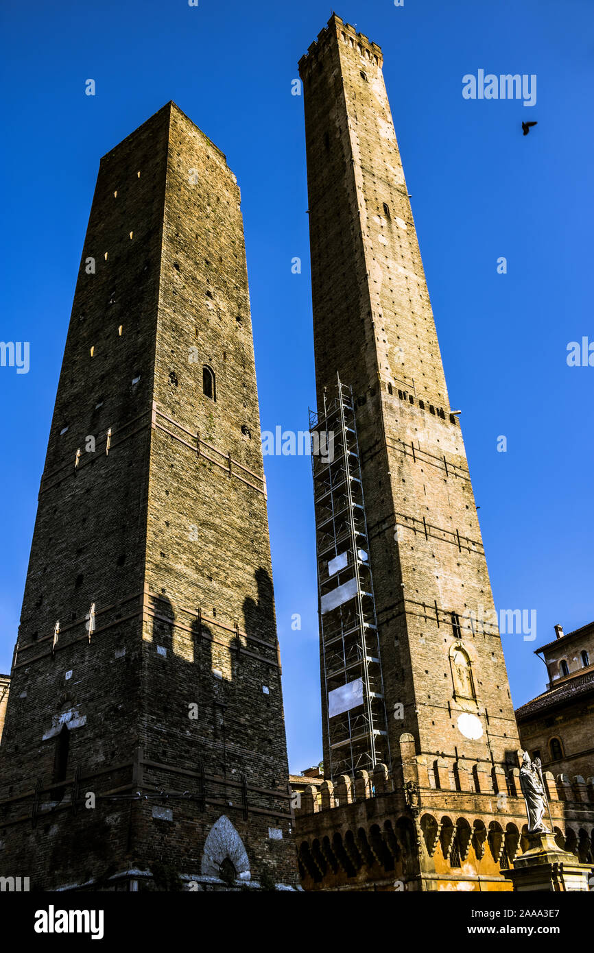 Bologna, le Due Torri - Le Torri (simbolo di bologna) nel corso di un intervento di restauro di edifici medievali si trova nel centro della citta'. (Italia) Foto Stock