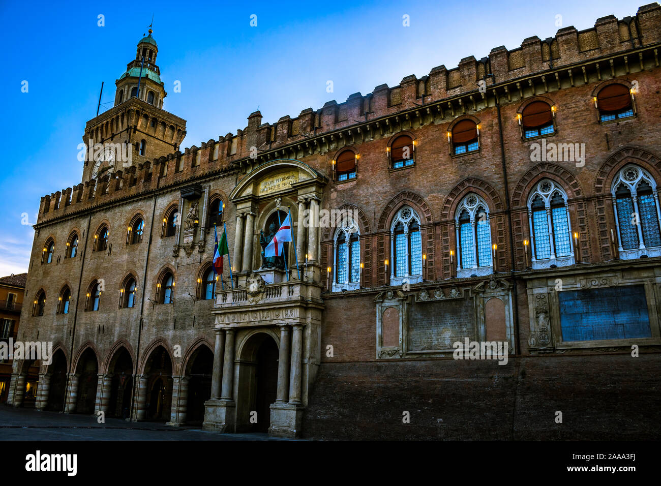Bologna. Palazzo D'Accursio - D'Accursio Palace, il municipio al tramonto. (Italia) Foto Stock
