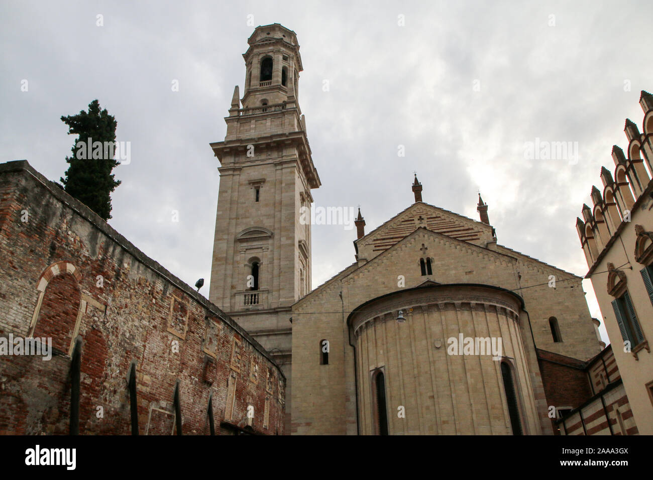 L'immagine dal centro della città antica di Verona in Italia. Le vecchie case storiche e una delle chiese. Foto Stock