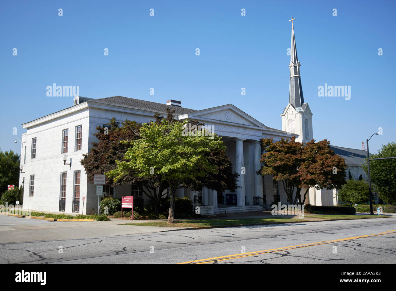 Atene clarke county public utilities reparto servizio clienti centro della ex Atene prima banca headquarters building con first methodist ch Foto Stock