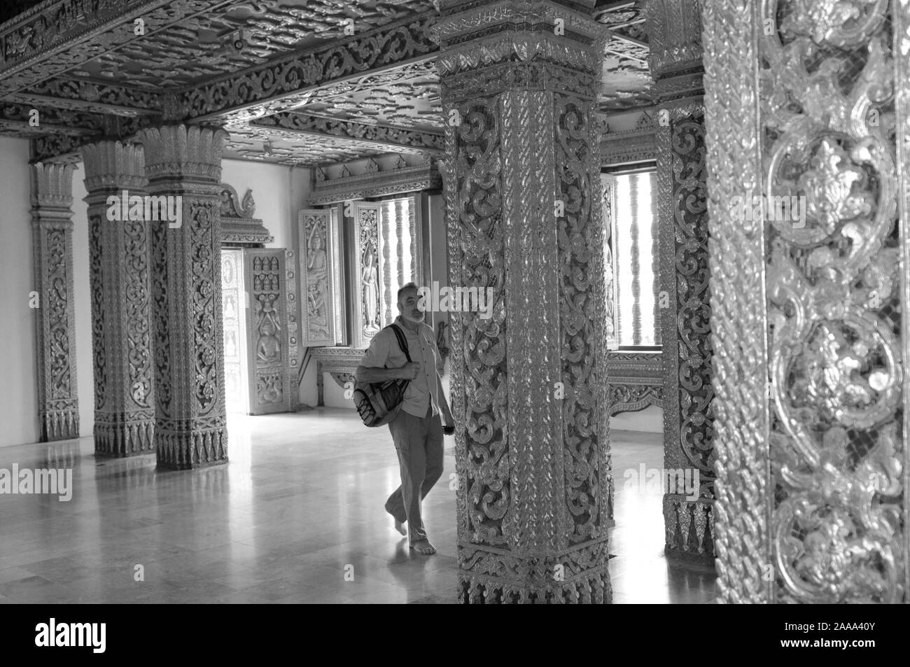 Laos: i visitatori provenienti da tutto il mondo sono alla scoperta dei bellissimi monasteri buddisti in Luang Brabang City Foto Stock