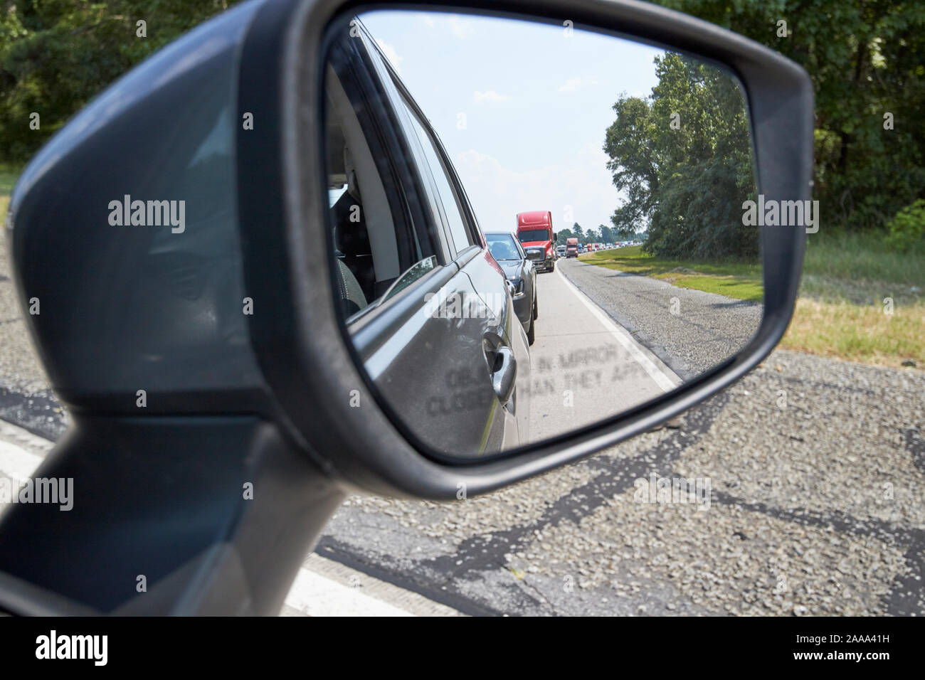 Cerca nella vista laterale specchio di traffico sostenuto fino a guidare lungo la interstate 16 jim gillis storica Savannah parkway nel sud della Georgia usa Foto Stock