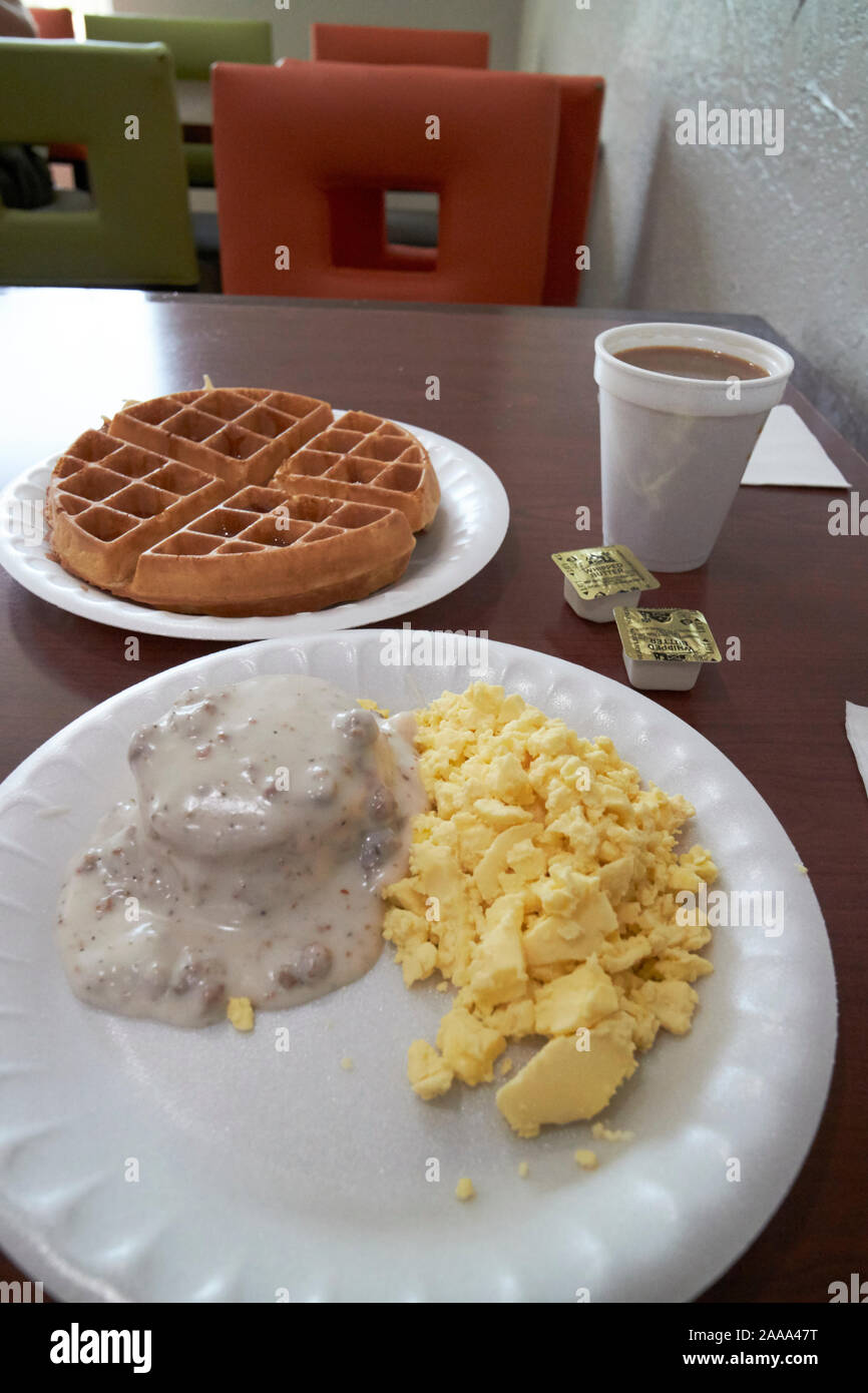 Uova di cialde di caffè e biscotti e sugo di carne prima colazione in hotel economici a Savannah in Georgia negli Stati Uniti Foto Stock