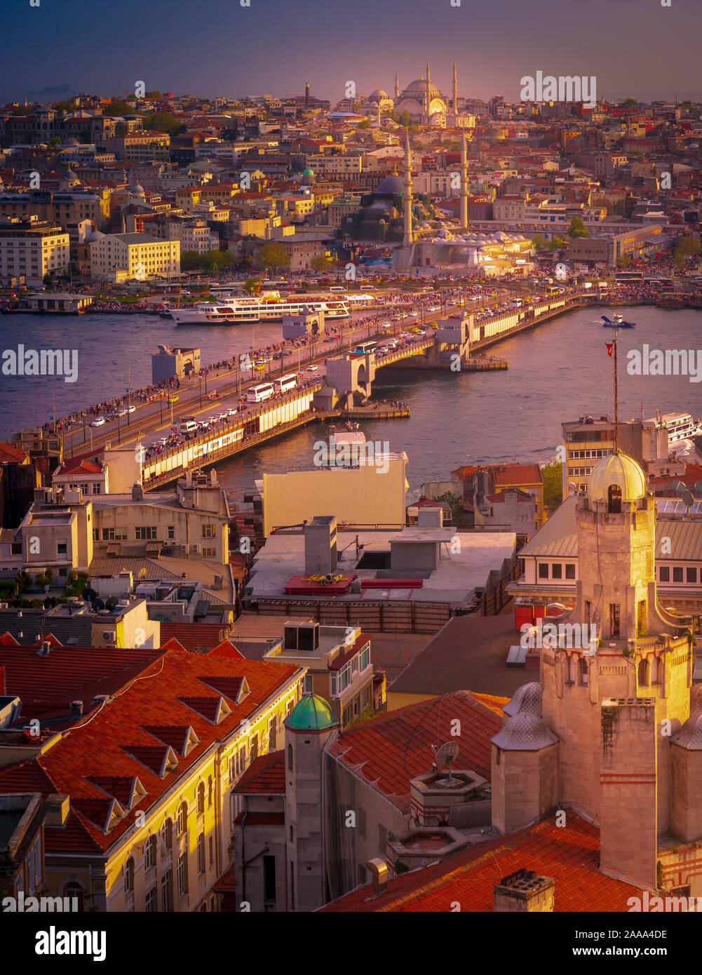 Il Ponte di Galata sul Golden Horn, con moschee in background, come si vede dalla Torre Galata. Bel tramonto in Turchia, Istanbul. Foto Stock