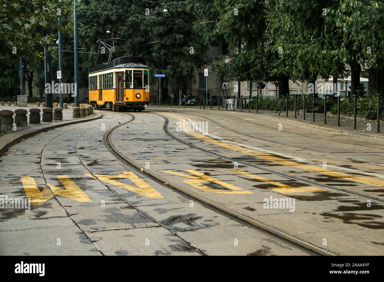 Una foto del tipico tram giallo in Milano, Italia, passando attraverso il centro della citta'. Foto Stock