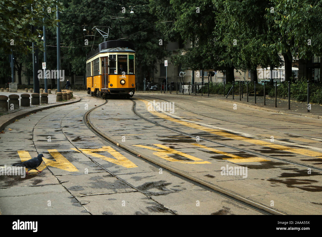 Una foto del tipico tram giallo in Milano, Italia, passando attraverso il centro della citta'. Foto Stock