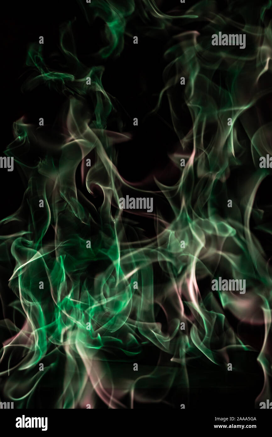 Il fuoco verde forme astrazione in sfondo nero Foto Stock