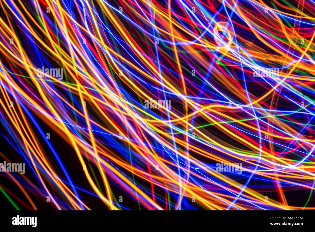 Luci colorate sulla lunga esposizione con sfondo di movimento, Abstract incandescente linee colorate, bassa velocità otturatore Foto Stock