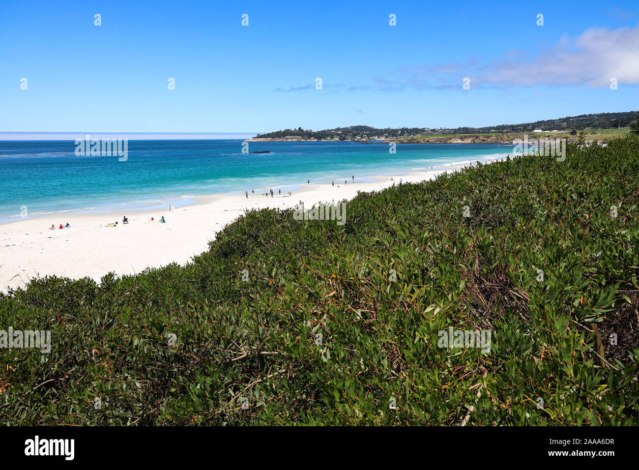 Un fogbank giace offshore dalla bella spiaggia Carmel Foto Stock