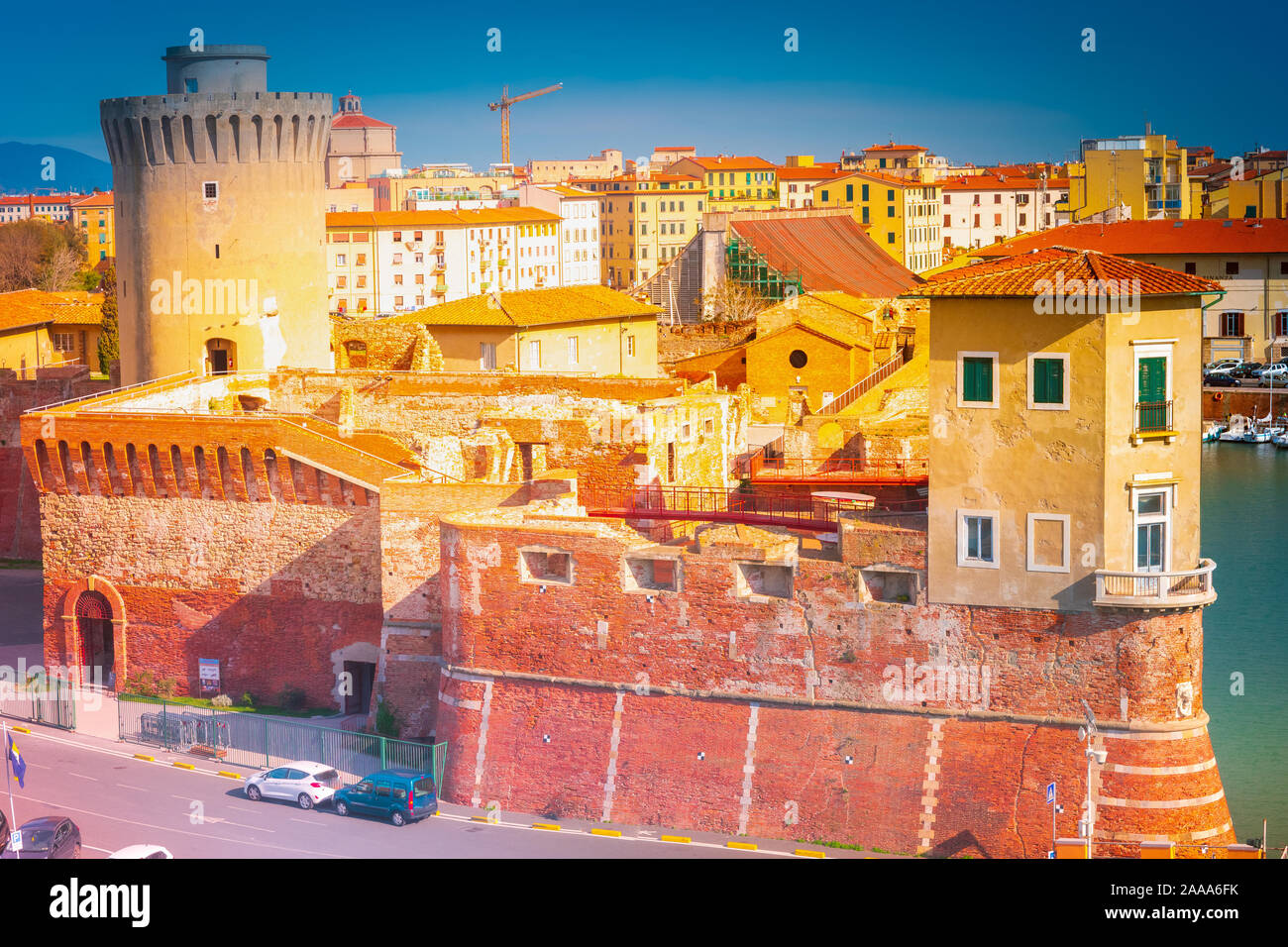 Il fortilizio medievale a Livorno, Italia. Grande vecchia architettura. Una delle principali attrazioni per i turisti in città. Foto Stock