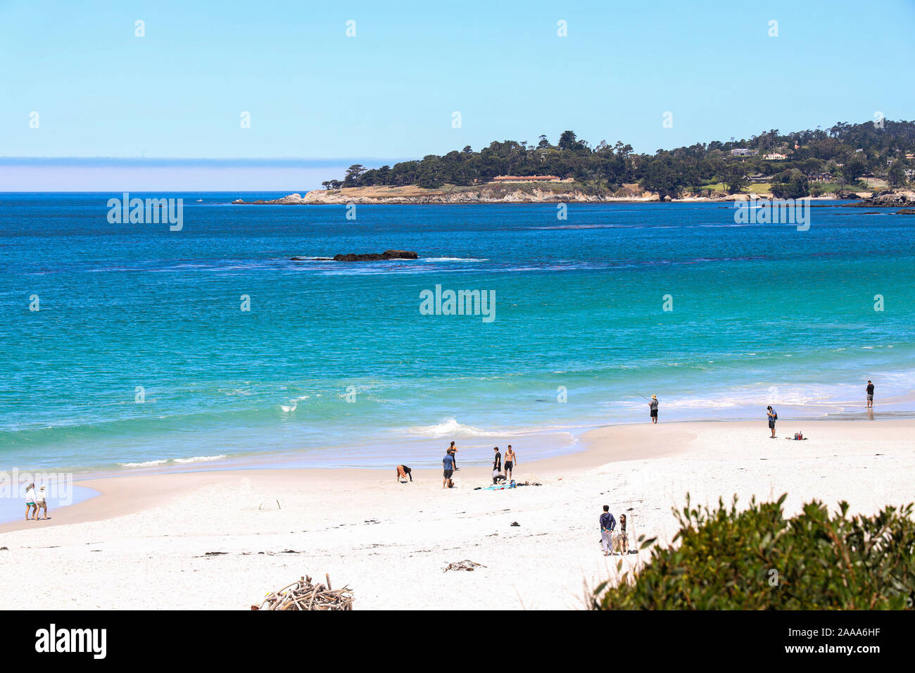 Un fogbank giace offshore dalla bella spiaggia Carmel Foto Stock