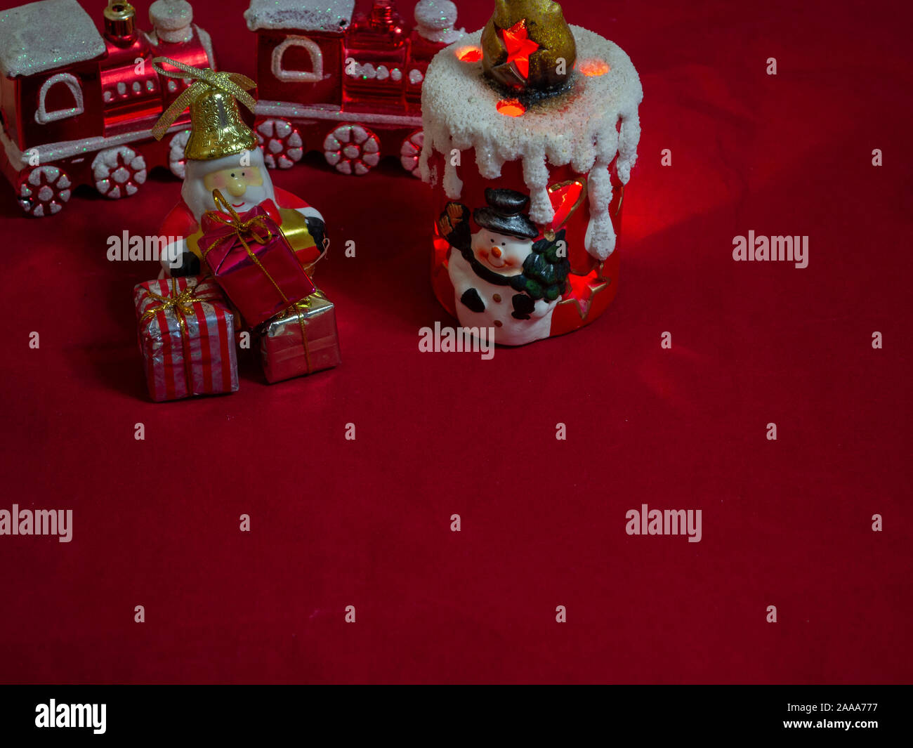 Decorazione ornamenti natalizi su sfondo rosso con spazio di copia, foto-illustrazione Foto Stock