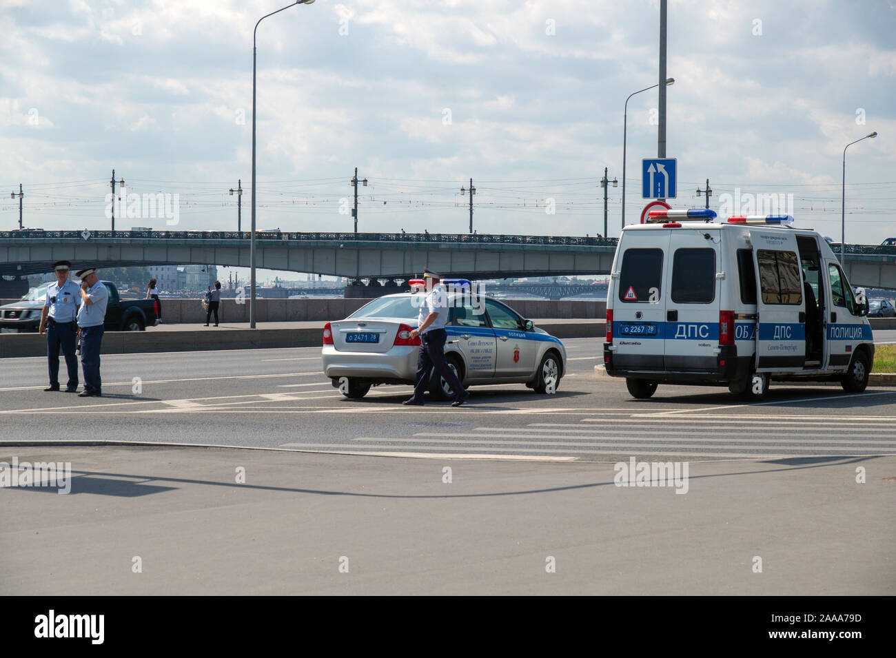 Cooperazione di polizia e auto della polizia sul dovere di strada Foto Stock