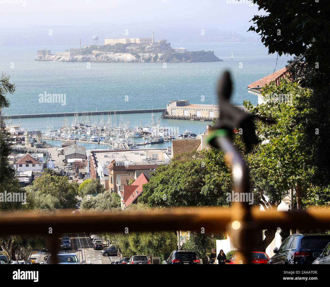 Vista di Alcatraz dalla funivia in cima russo Hill Foto Stock