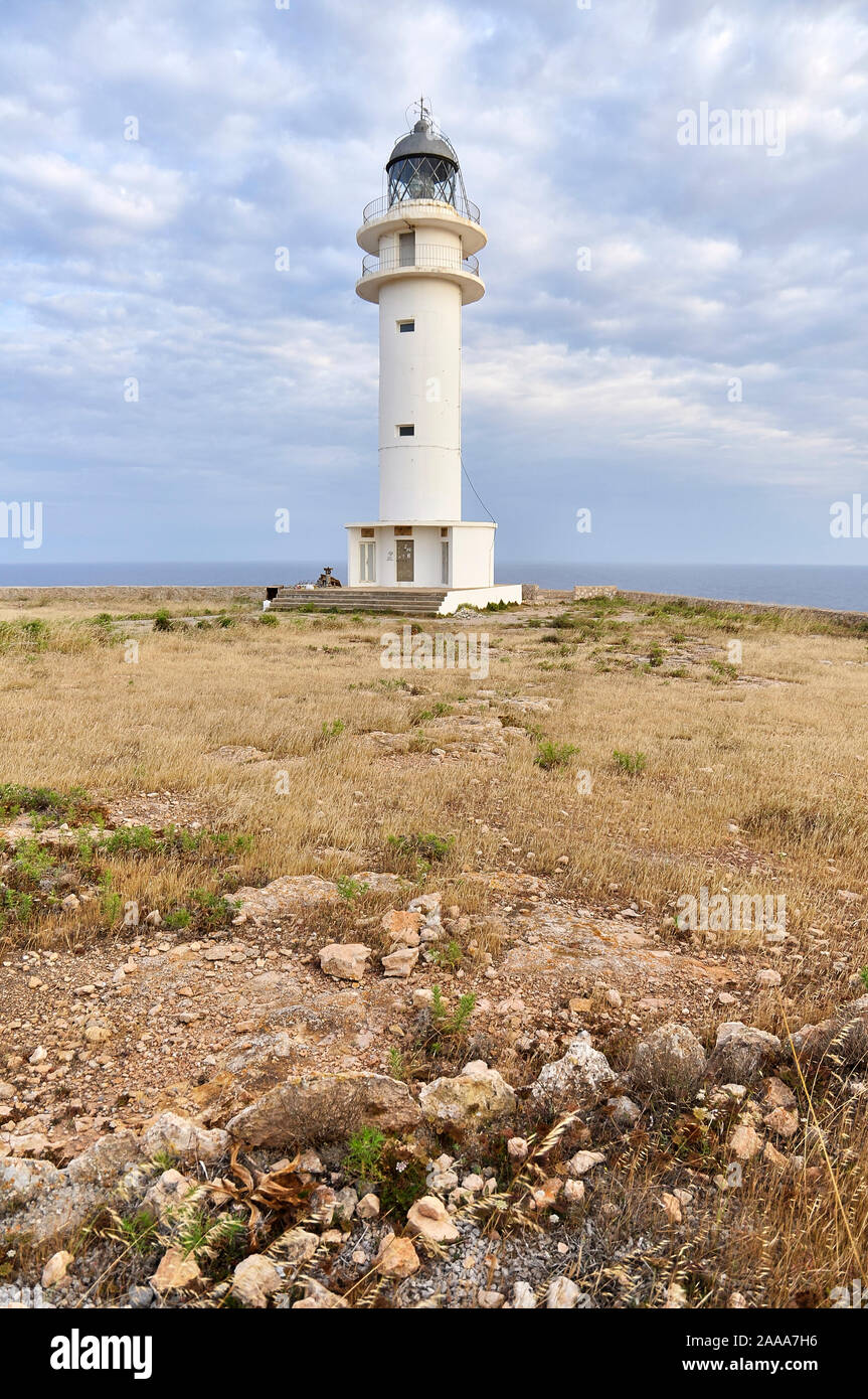Cap de Barbaria faro in una giornata nuvolosa (Cabo de Berbería, Formentera, Pityusic, isole Baleari, mare Mediterraneo, Spagna) Foto Stock