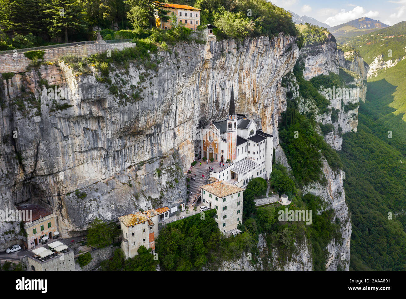 Antenna vista Panorama della Madonna della Corona Santuario, Italia. La chiesa costruita nella roccia. Foto Stock