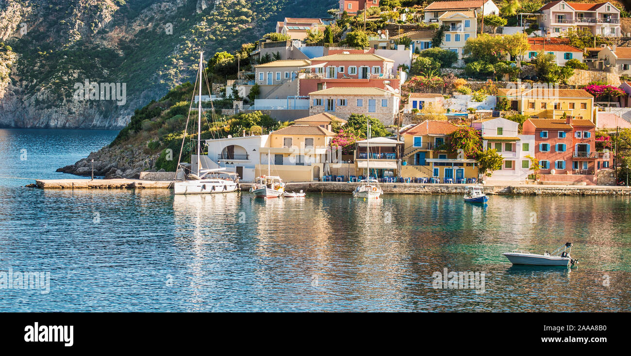 Bellissimo paesaggio con bay e gli edifici colorati sullo sfondo della città di Asos , Grecia Kefalonia. Meravigliosi luoghi eccitanti. Panorama. Foto Stock