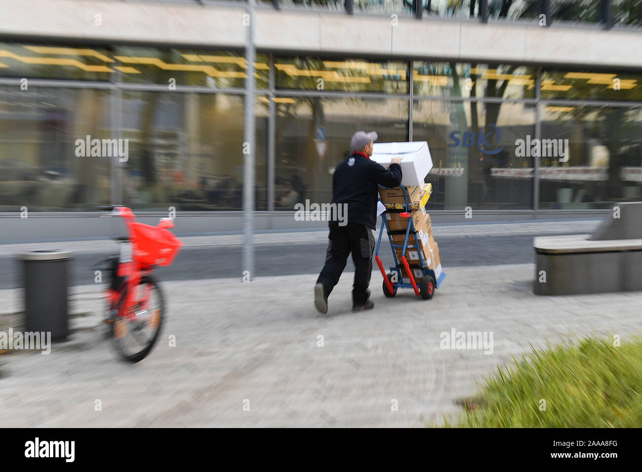 Il liberatore di pacchi a lavoro, corriere pacchi, pacchetto parcel, servizio parcel, pacchi, servizio pacchi, consegnare, distribuire, scaricare, nave, van, sacco carrello. | Utilizzo di tutto il mondo Foto Stock