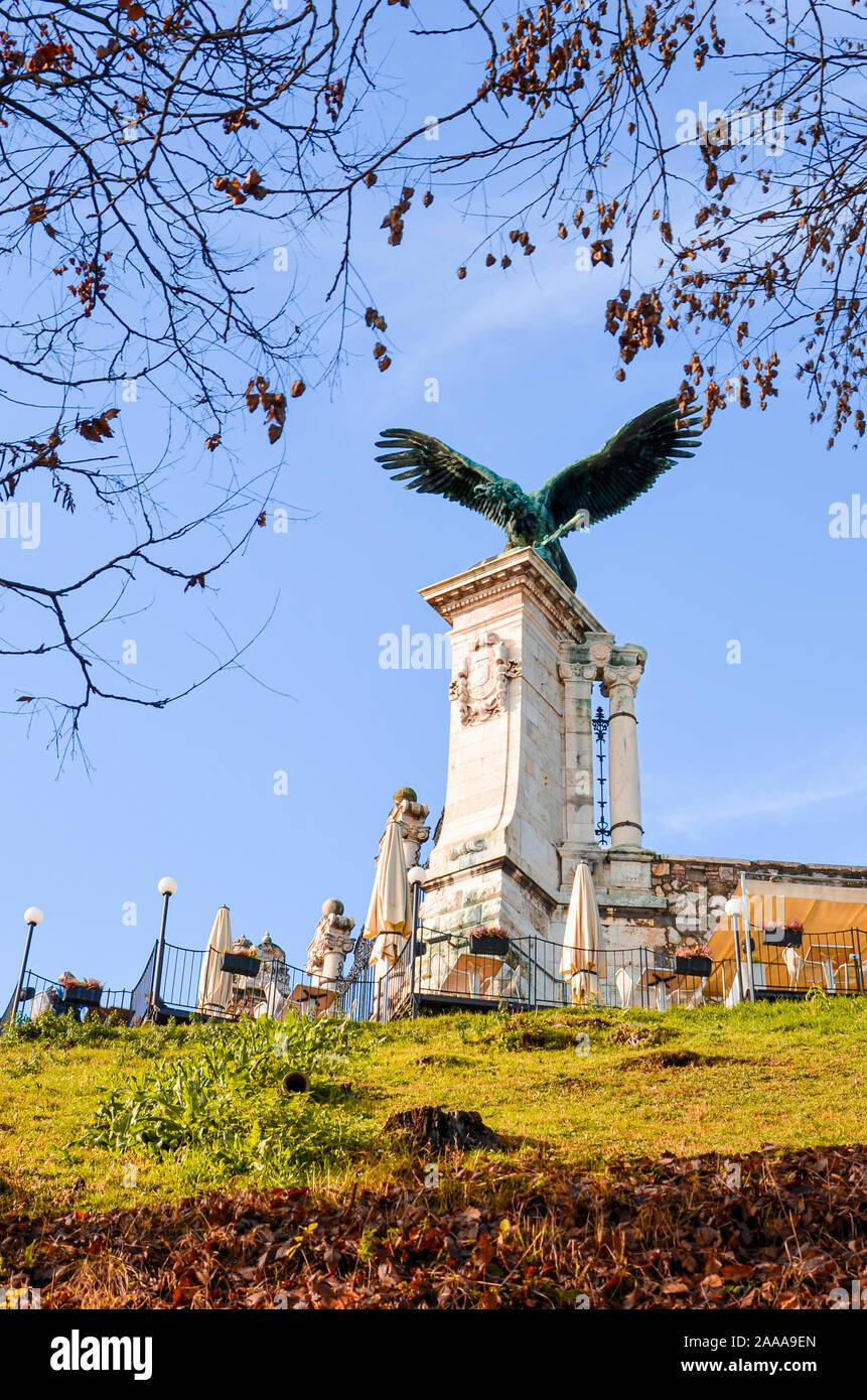 Budapest, Ungheria - Novembre 6, 2019: Statua del Turul uccello sul castello reale. Uccello mitologico delle prede prevalentemente raffigurato come un falco o falcon in ungherese tradizioni. Il simbolo nazionale degli ungheresi. Foto Stock