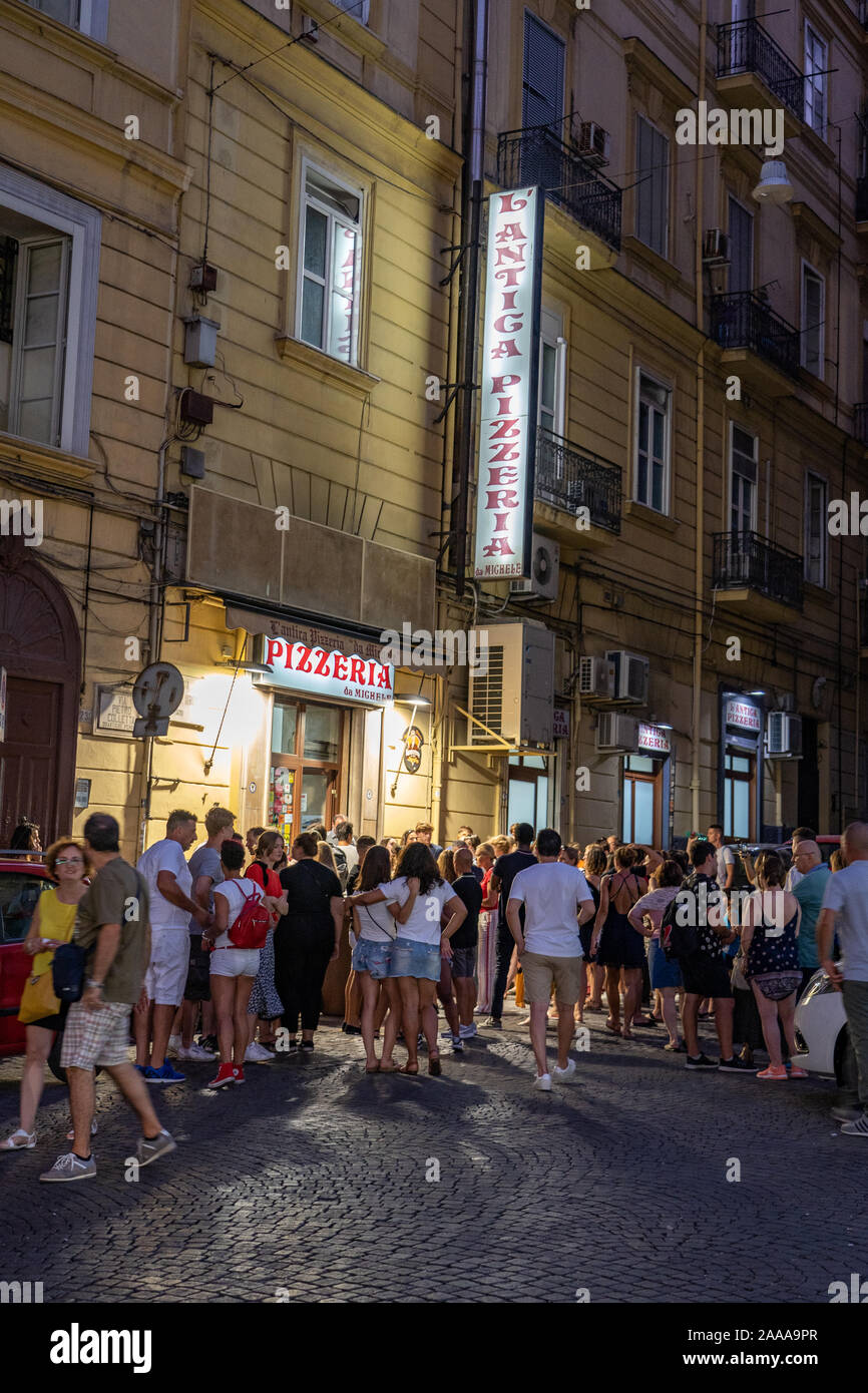 Napoli, Italia - Agosto 9, 2019: persone in attesa al di fuori della famosa pizzeria de Michele Foto Stock