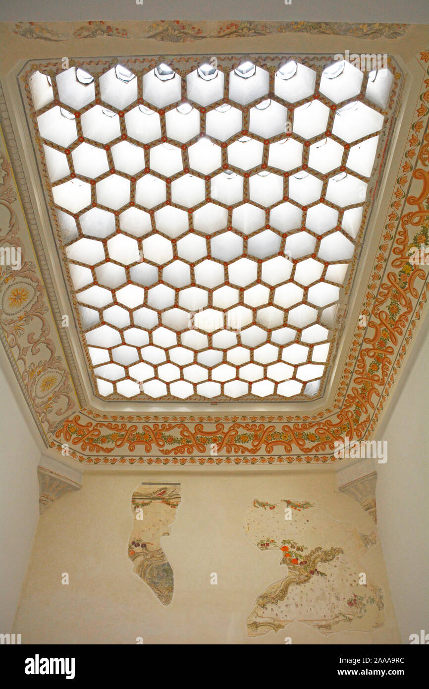 Dettaglio a soffitto nei bagni del sultano & Regina madre nel palazzo Topkapi Harem, Istanbul, Turchia con un vetro avente una struttura a nido d'ape per la luce naturale Foto Stock