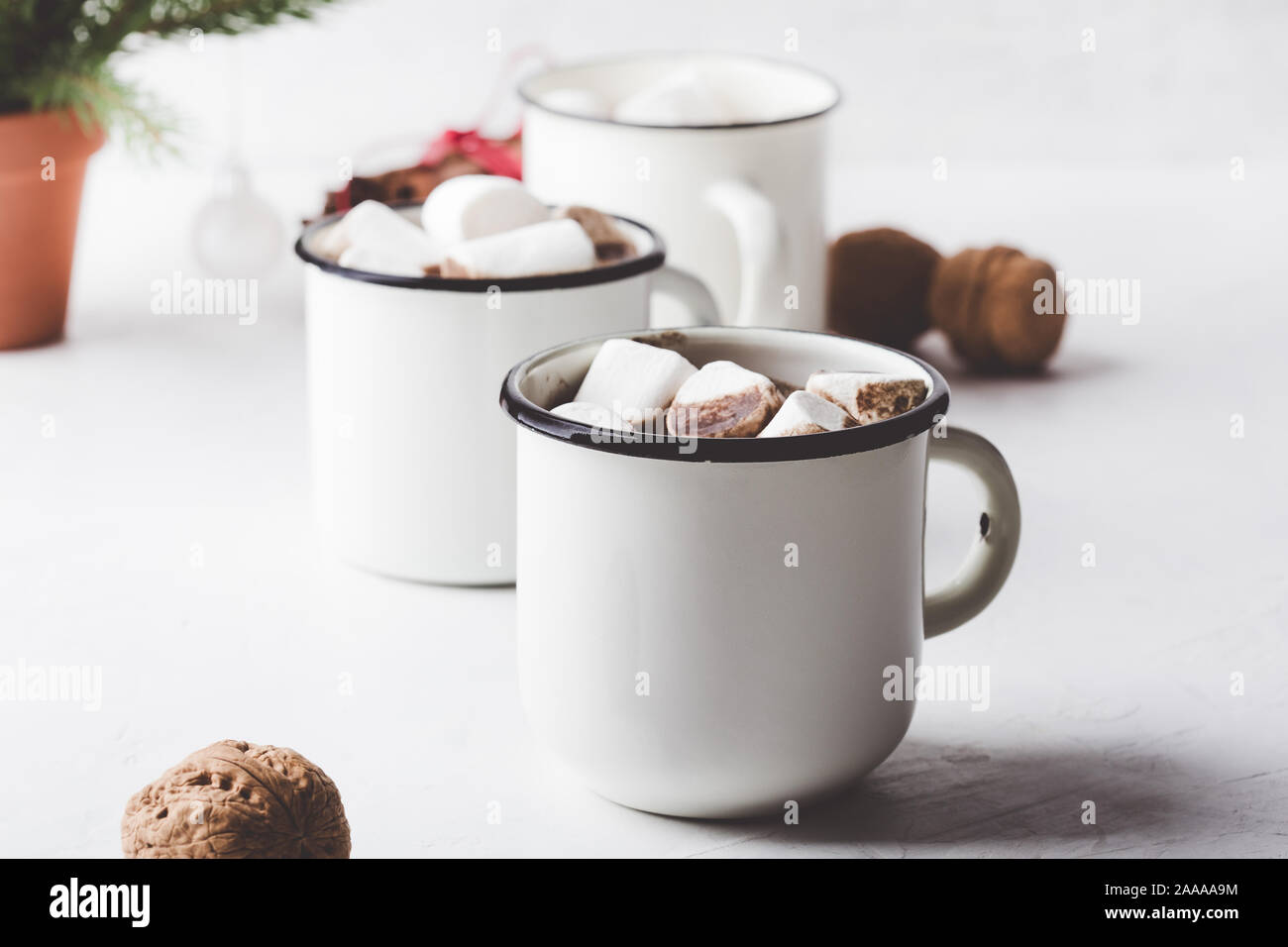 Hot Chocolate, Cocoa sulla festosa tavolo bianco, tradizionale autunno e inverno bevanda calda con marshmallow in bianco tazze, close up Foto Stock