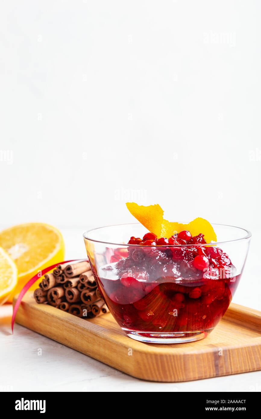 Ringraziamento salsa di mirtilli in recipiente di vetro con fresca frutta di arancio e limone pronto a a Foto Stock