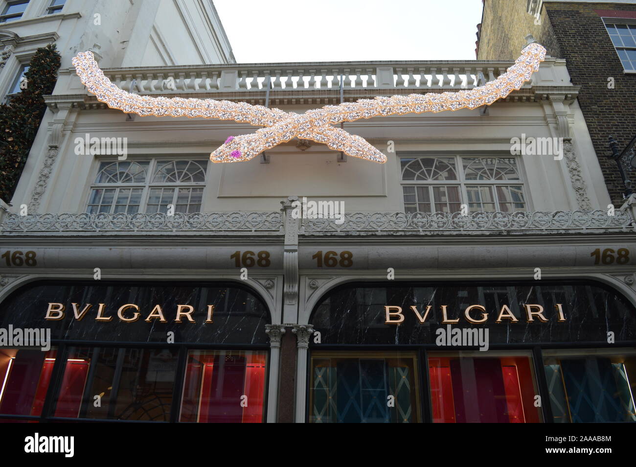 Londra, Regno Unito. 20 novembre 2019. Vetrina di Natale di BVLGARI in Old Bond Street. Foto Stock