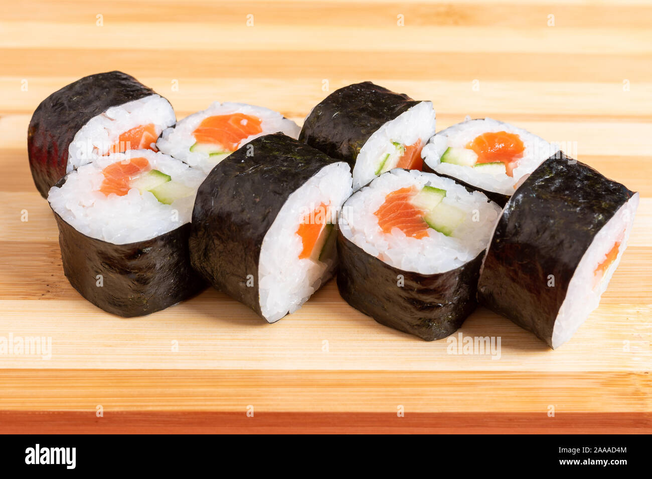 Maki con salmone e avocado. Sulla plancia. Foto Stock