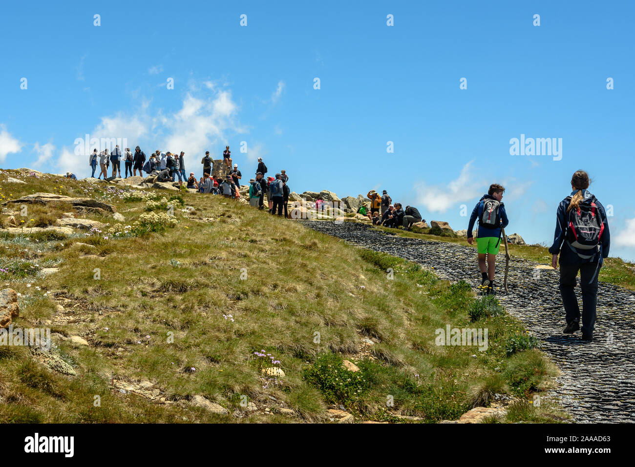 Persone escursionismo al picco affollato del monte Kosciuszko in Australia in un giorno di estate Foto Stock