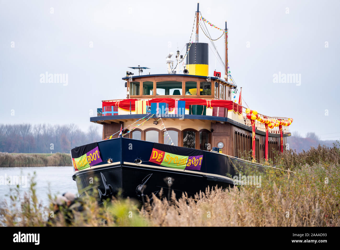 Classica nave a vapore con pannelli in legno sulla banchina del porto con la festosa decorazione Foto Stock