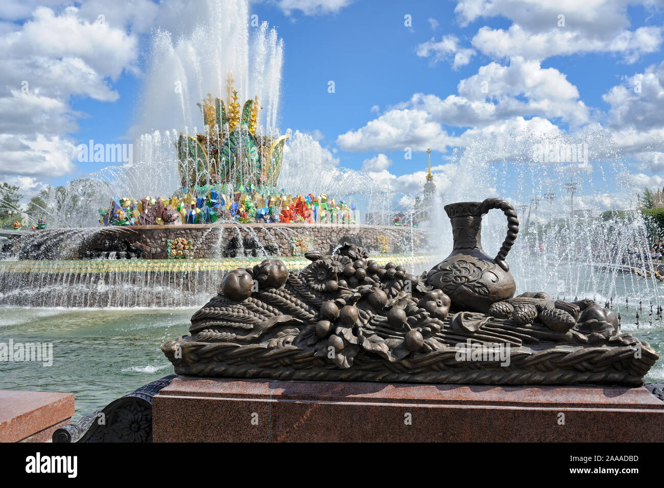 Composizione di bronzo a pietra fiore a VDNKh, Mosca Foto Stock