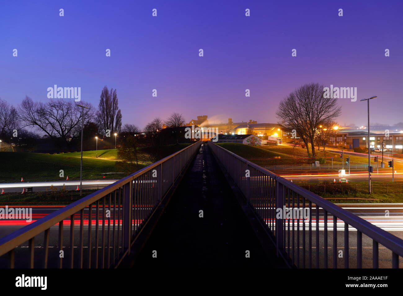 Una passerella in Armley, che attraversa il Canal Street e conduce a Armley prigione Foto Stock