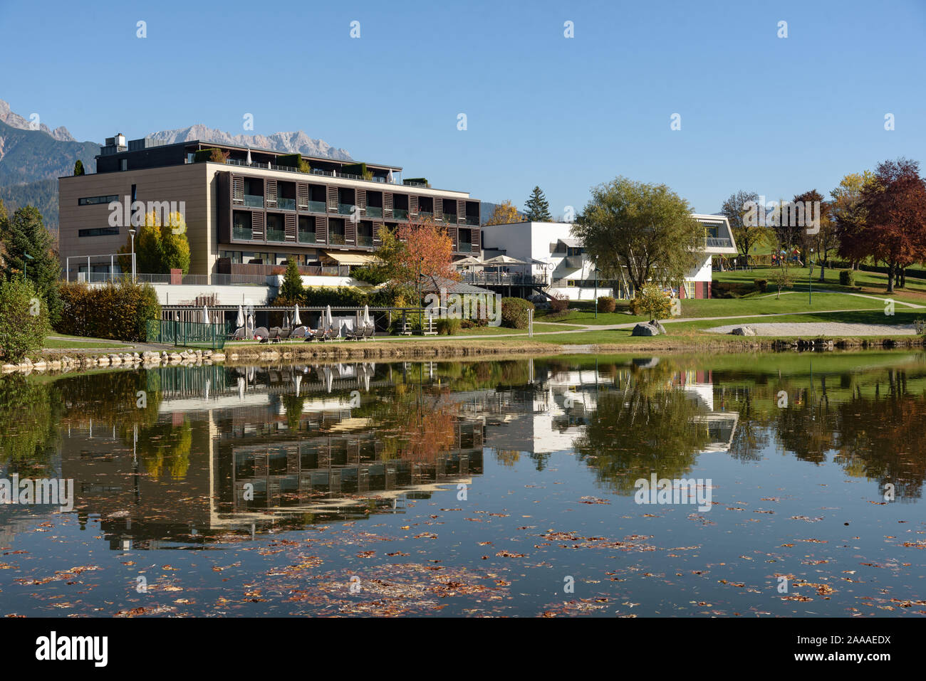 Ritzensee, Saalfelden, Salisburgo/Austria, Ottobre 26, 2019: vista la natura bagno a Ritzensee con picchi di Steinernes Meer riflettendo in th Foto Stock