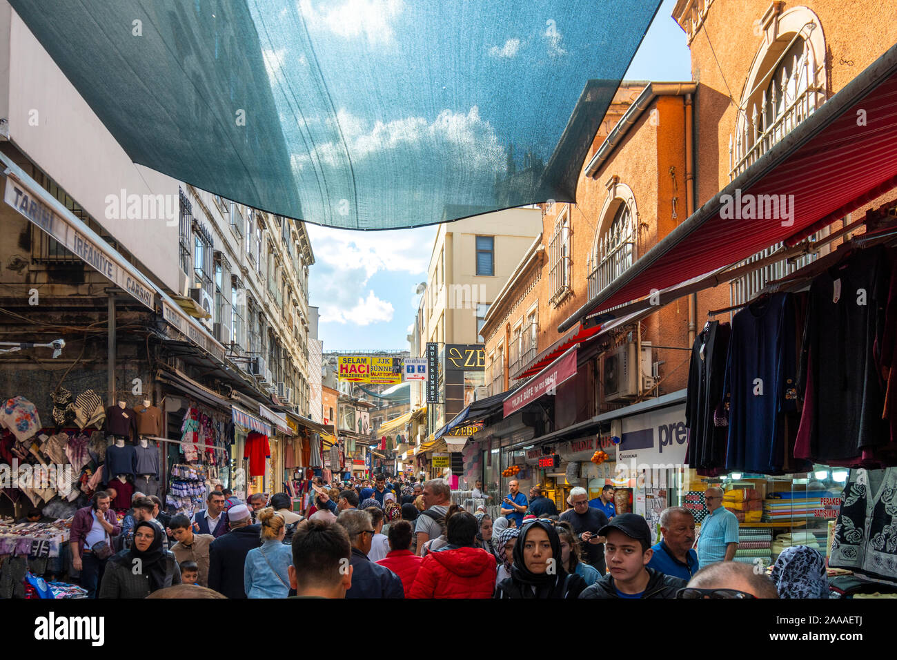 Turchi locali negozio affollato outdoor shopping market e il bazaar nel quartiere Eminonu di Istanbul, Turchia. Foto Stock