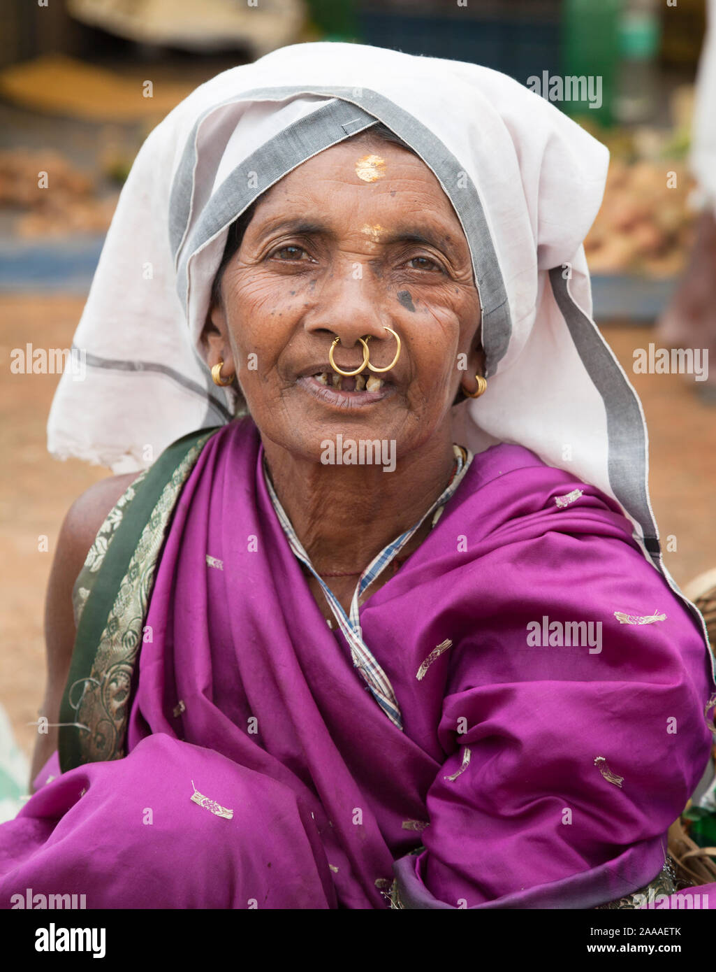 Donna di villaggio tribale dal distretto di Koraput di Odisha (Orissa), India Foto Stock