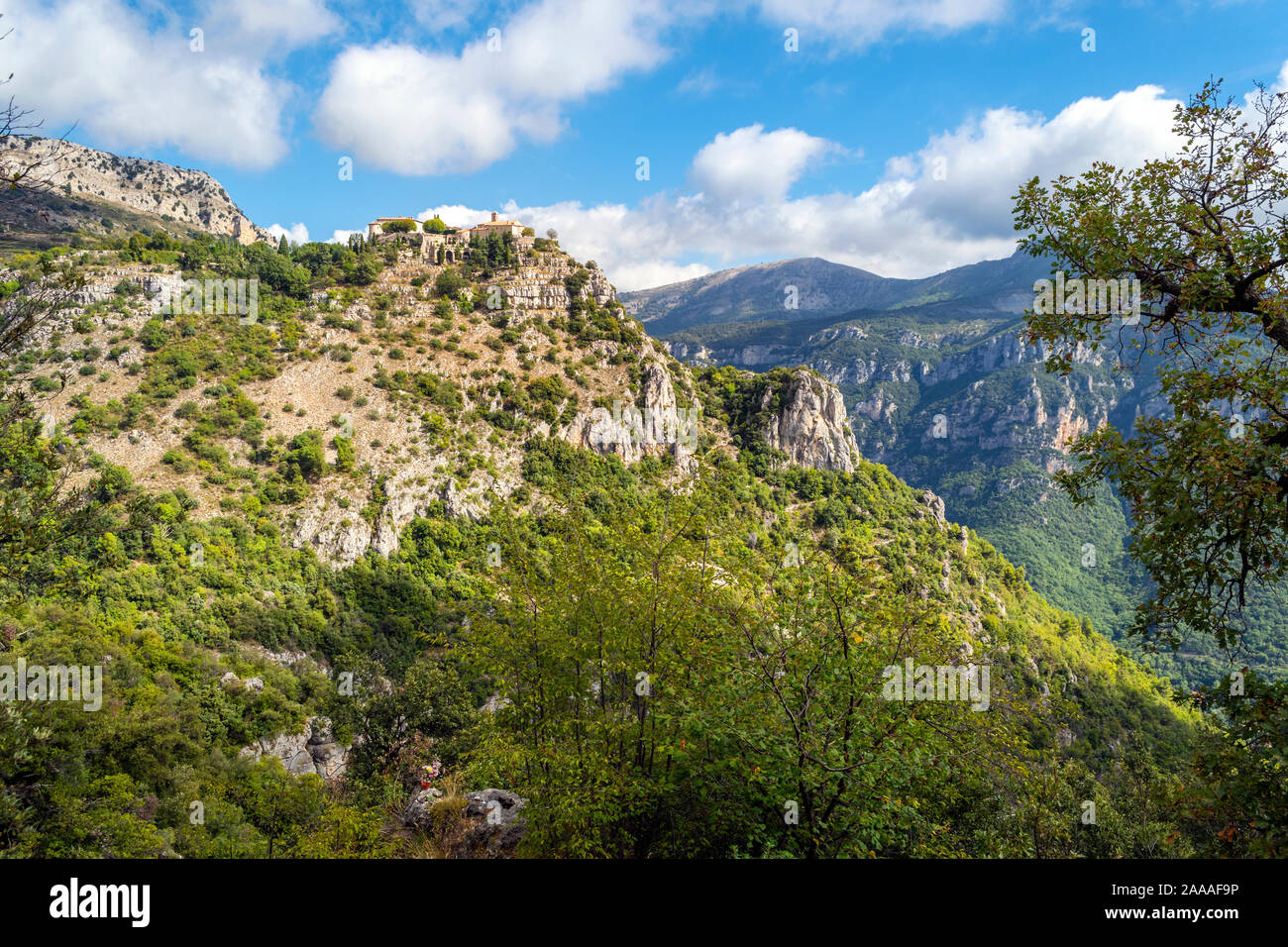 La pittoresca collina medievale Borgo di Gourdon Francia, in alto su una montagna delle Alpi Marittime comune nella regione della Provenza del sud della Francia Foto Stock